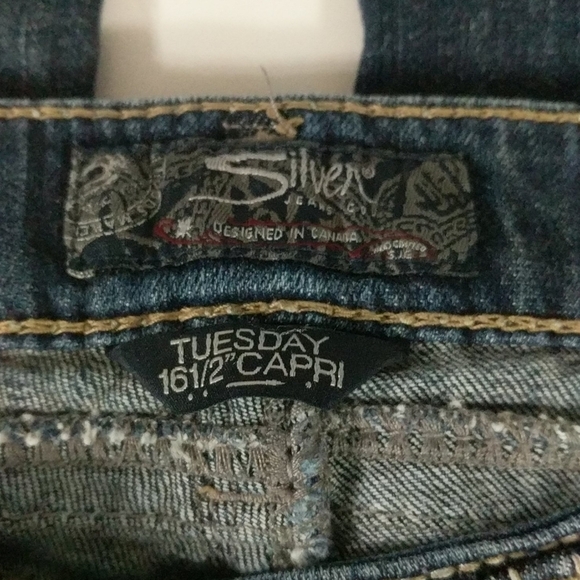 Silver Tuesday 16.5" Capri Dark Wash Jeans - size 27 - Picture 3 of 8